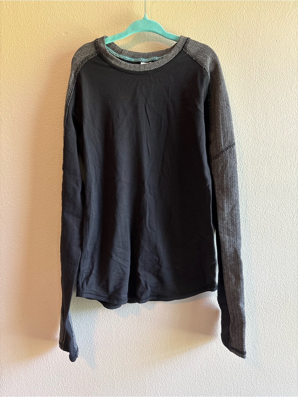 Ivivva Black Long Sleeve Raglan Running Tee with Houndstooth Gray Sleeves